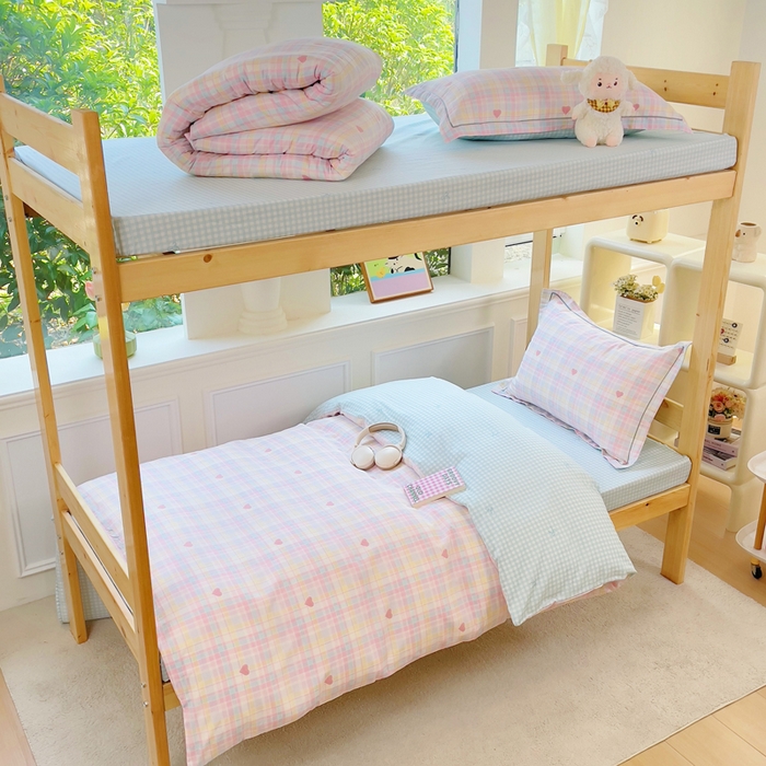 91家纺网 家纺一手货源 找家纺 铭博家纺 新款100%全棉印花学生季宿舍上下铺三件套 加州甜心粉