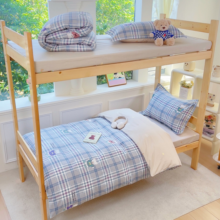 91家纺网 家纺一手货源 找家纺 铭博家纺 新款100%全棉印花学生季宿舍上下铺三件套 学院小熊