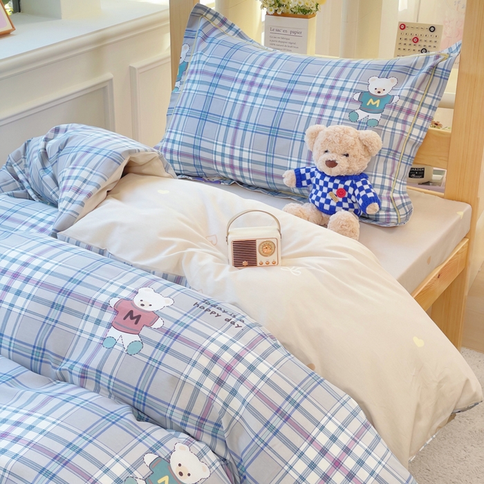 91家纺网 家纺一手货源 找家纺 铭博家纺 新款100%全棉印花学生季宿舍上下铺三件套 学院小熊