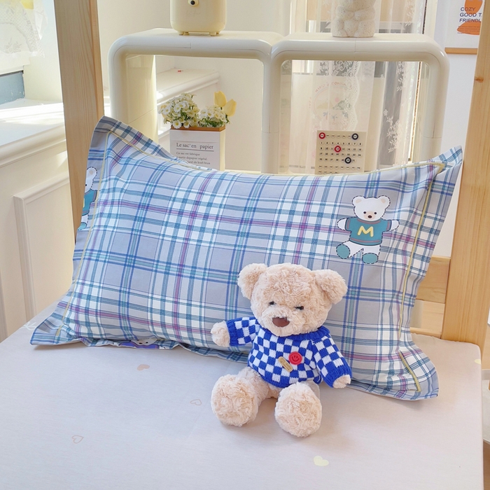 91家纺网 家纺一手货源 找家纺 铭博家纺 新款100%全棉印花学生季宿舍上下铺三件套 学院小熊