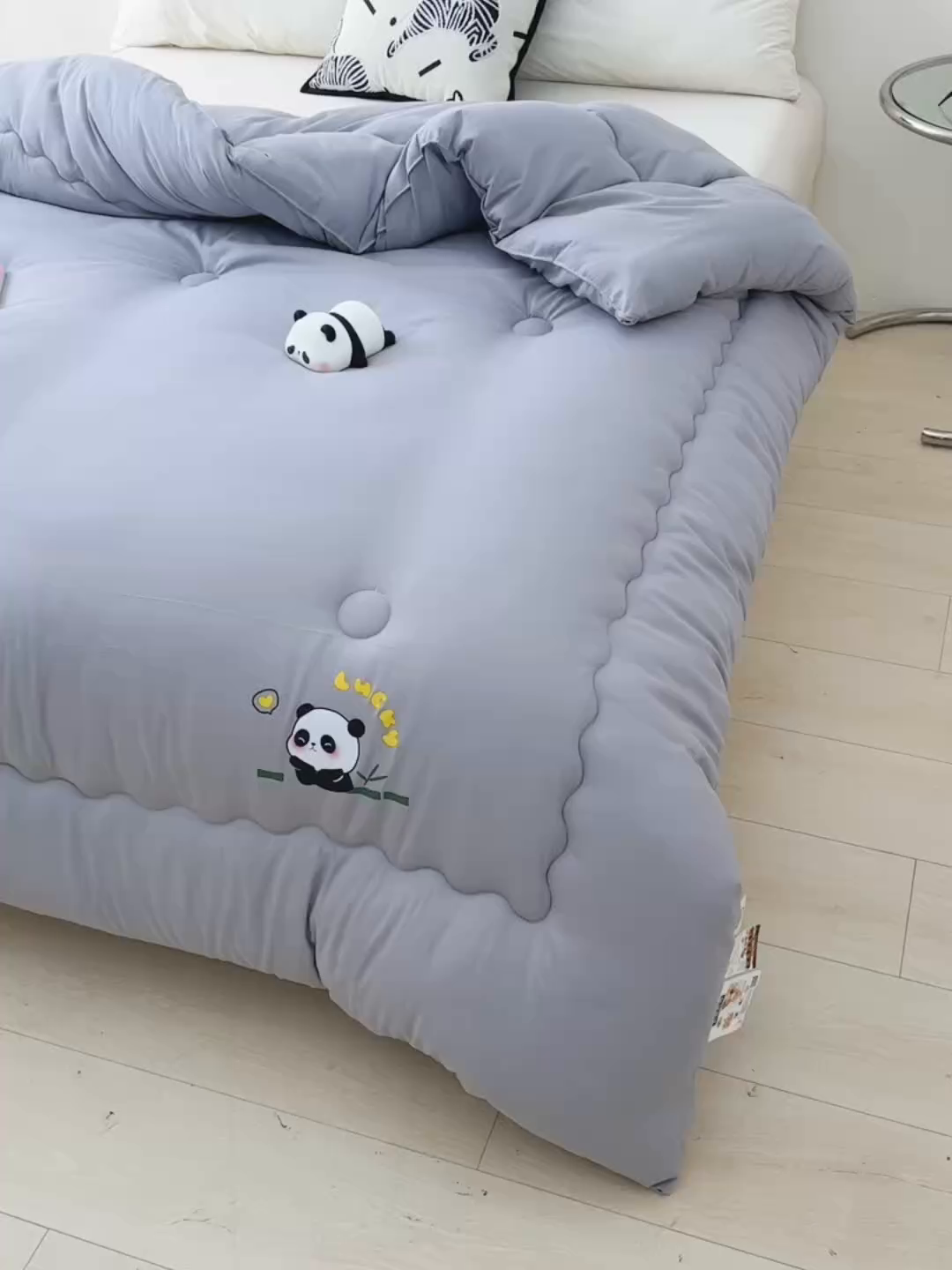 91家纺网 家纺一手货源 找家纺 易展家居 2025新款水洗棉大豆被 熊猫-淡雅灰