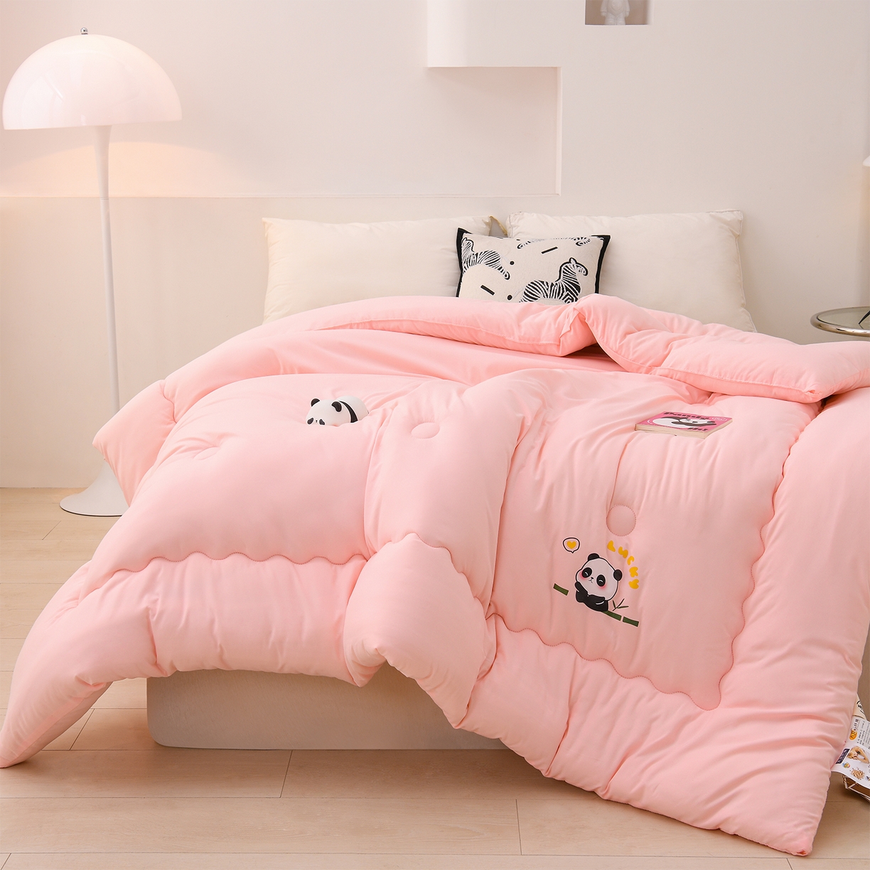 91家纺网 家纺一手货源 找家纺 易展家居 2025新款水洗棉大豆被 熊猫-西柚粉