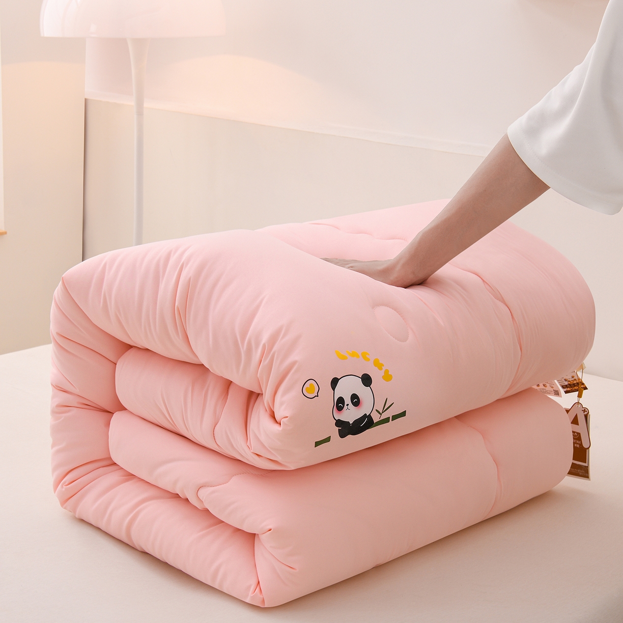 91家纺网 家纺一手货源 找家纺 易展家居 2025新款水洗棉大豆被 熊猫-西柚粉