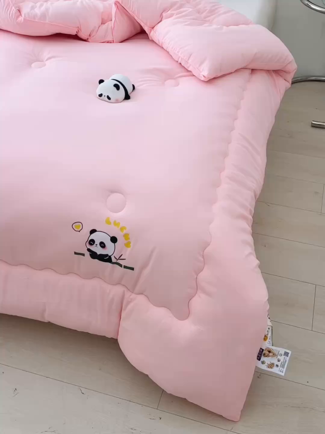 91家纺网 家纺一手货源 找家纺 易展家居 2025新款水洗棉大豆被 熊猫-西柚粉