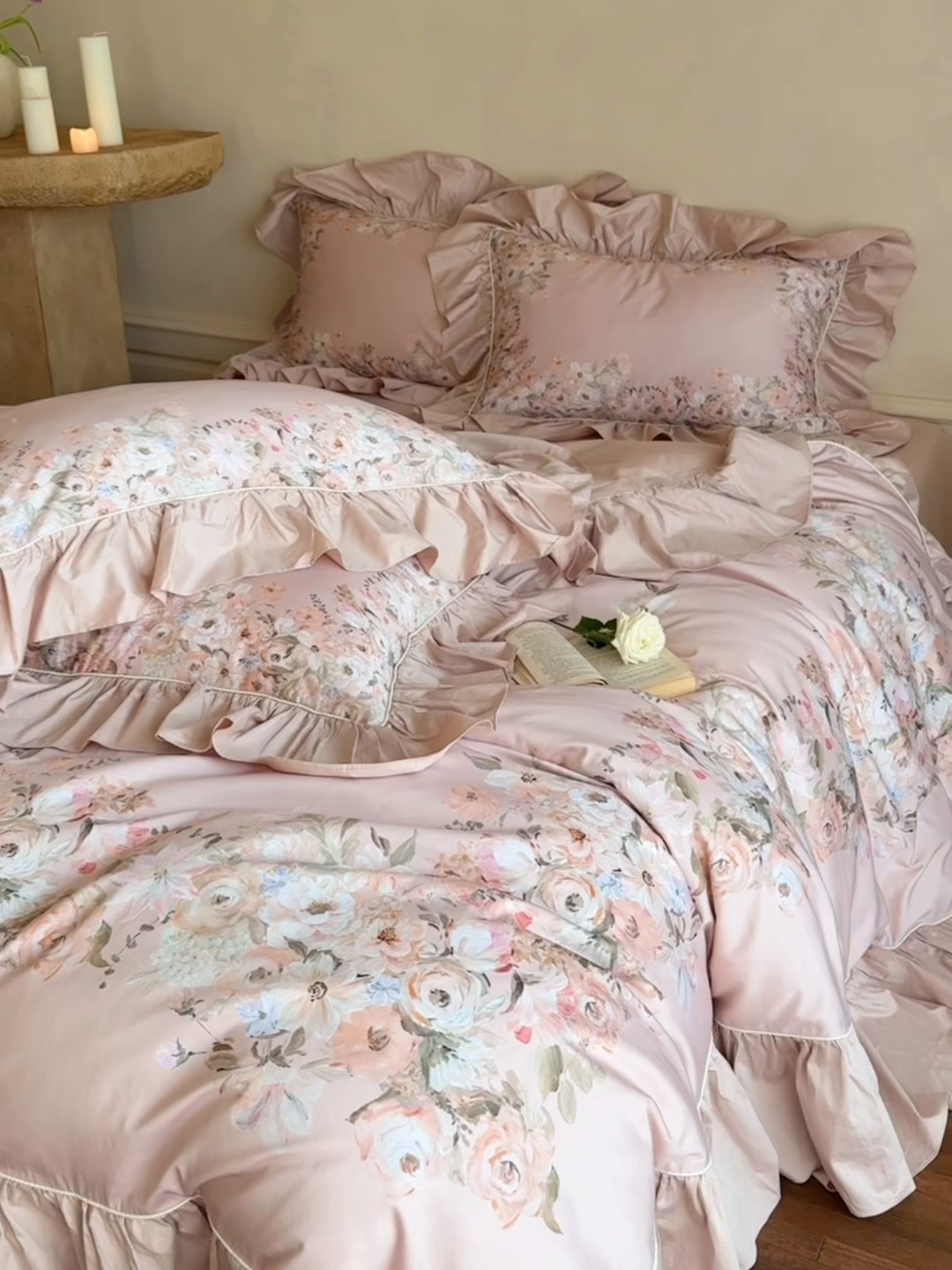 91家纺网 家纺一手货源 找家纺 优然居家纺 2025新款大版印花印花法式嵌绳大花边四件套 安娜粉