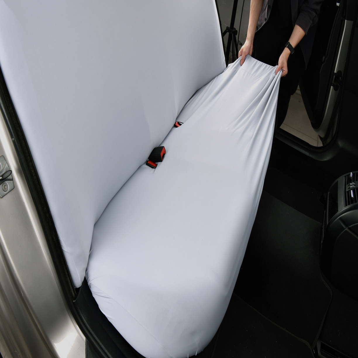 91家纺网 家纺一手货源 找家纺 千彤沙发垫 2025新款凉感冰丝b-弹力全包汽车后排三人座椅套 银灰