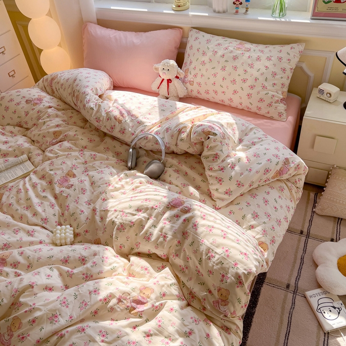 91家纺网 家纺一手货源 找家纺 水墨江南 2025新款超柔水洗棉印花四件套 花间小熊