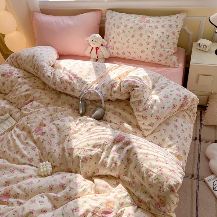 91家纺网 家纺一手货源 找家纺 水墨江南 2025新款超柔水洗棉印花四件套 花间小熊