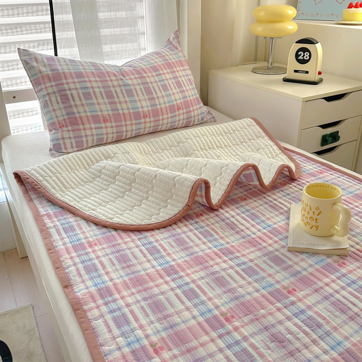 91家纺网 家纺一手货源 找家纺 美梦家纺2025新款木棉皱皱纱学生床盖四件套 樱桃格格