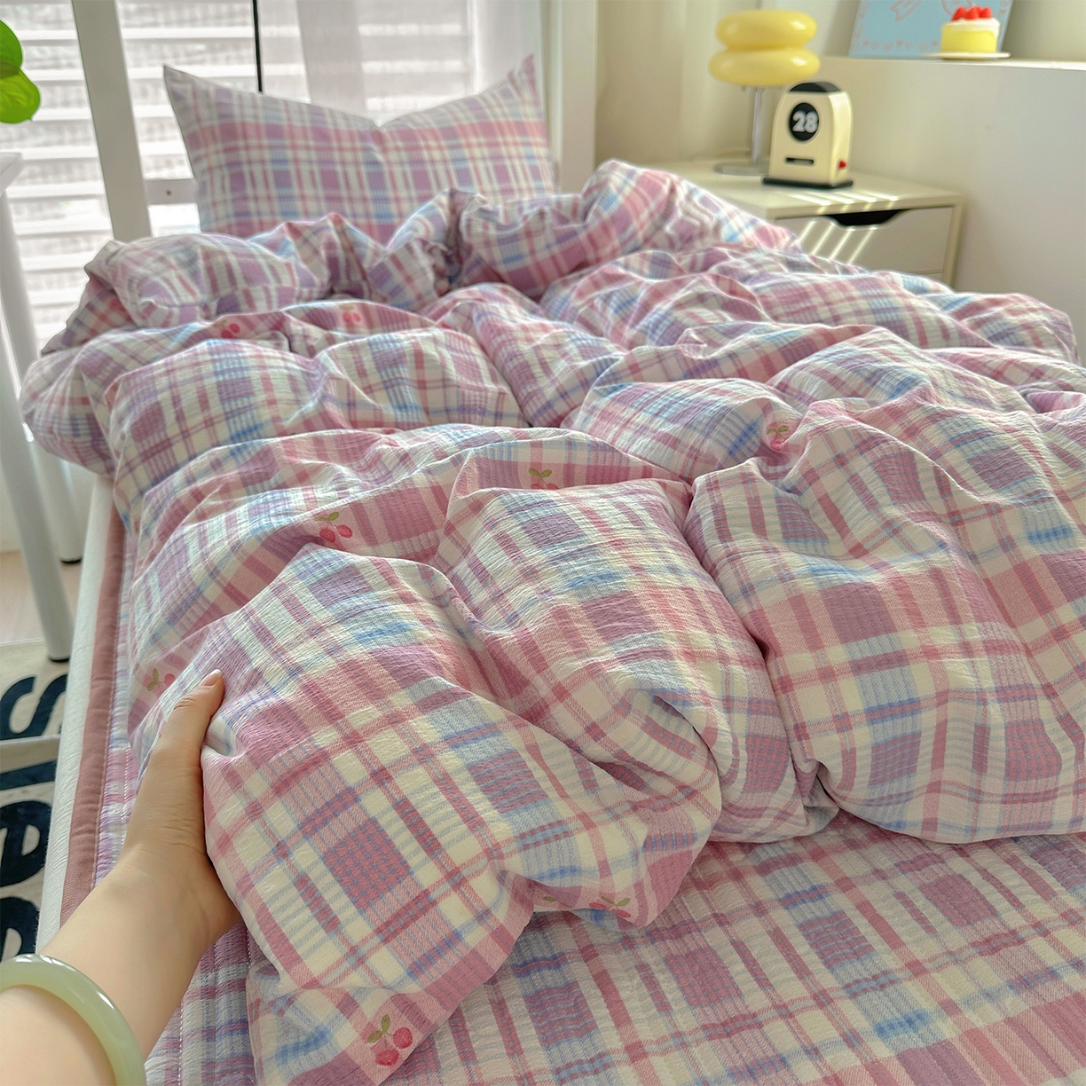 91家纺网 家纺一手货源 找家纺 美梦家纺2025新款木棉皱皱纱学生床盖四件套 樱桃格格