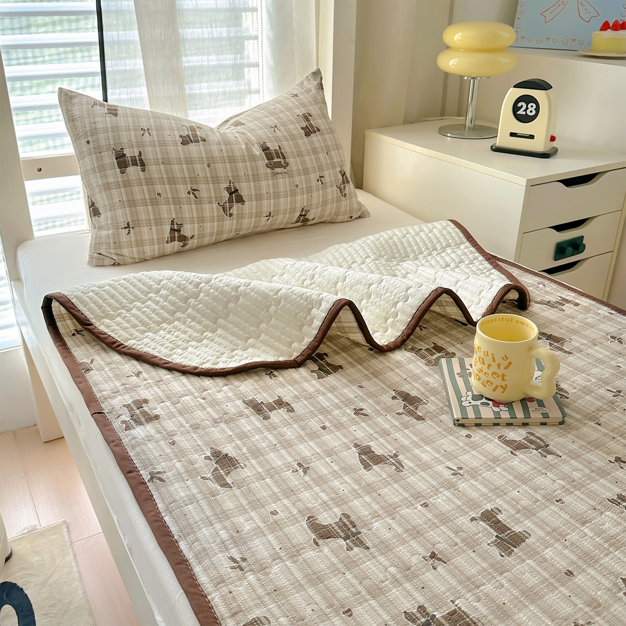 91家纺网 家纺一手货源 找家纺 美梦家纺2025新款木棉皱皱纱学生床盖四件套 巧克力狗狗