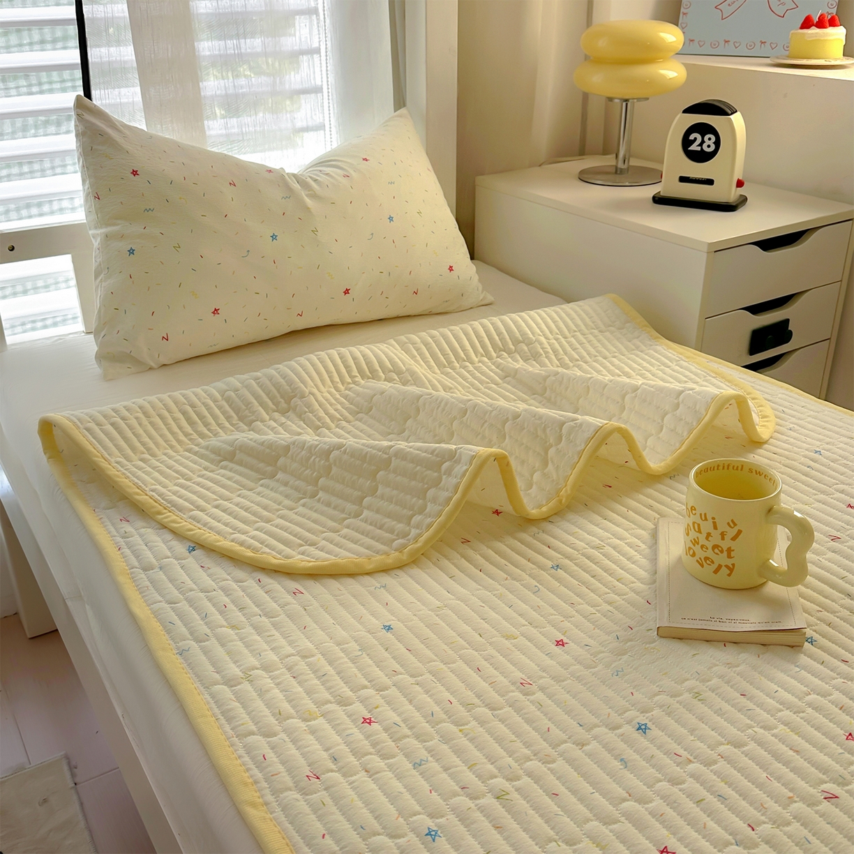 91家纺网 家纺一手货源 找家纺 美梦家纺2025新款木棉皱皱纱学生床盖四件套 蜡笔画