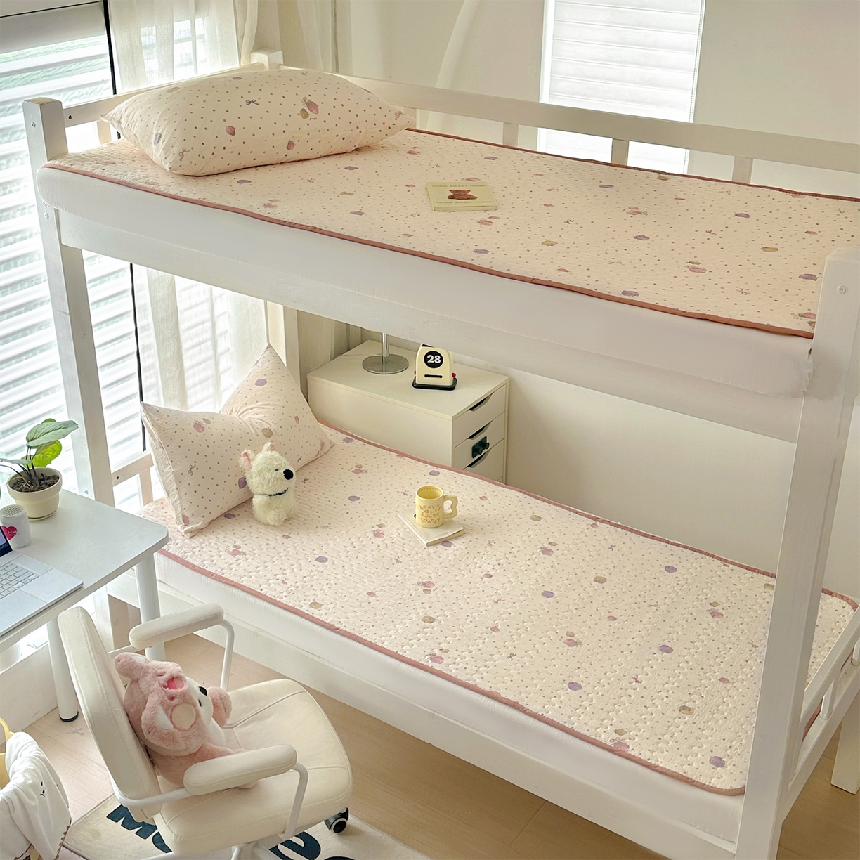 91家纺网 家纺一手货源 找家纺 美梦家纺2025新款木棉皱皱纱学生床盖四件套 点点莓果