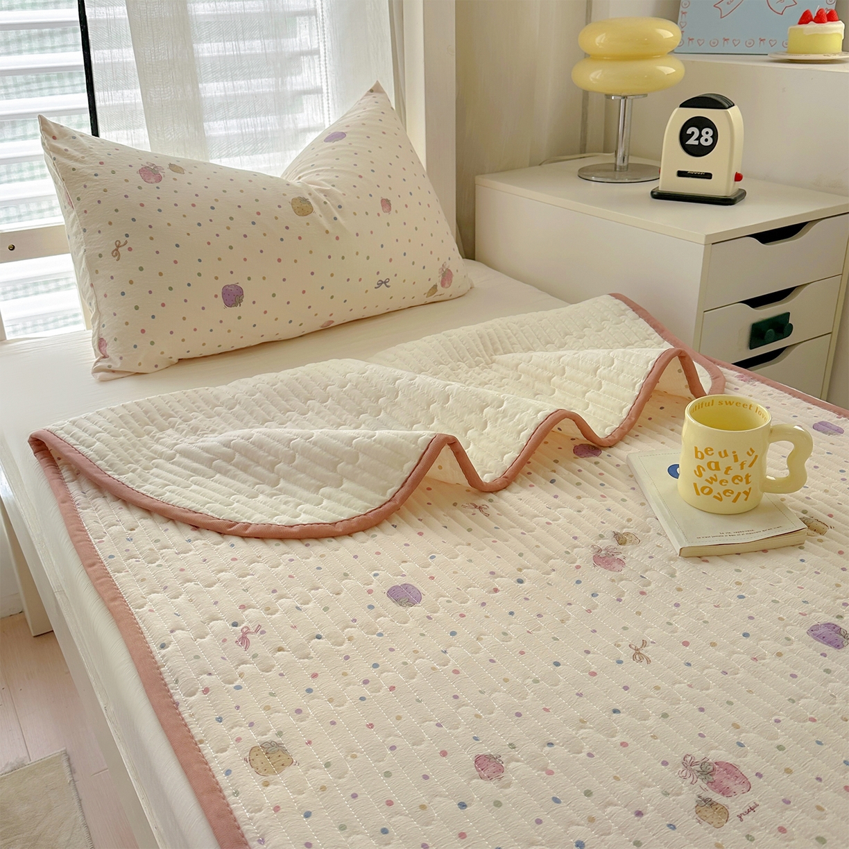 91家纺网 家纺一手货源 找家纺 美梦家纺2025新款木棉皱皱纱学生床盖四件套 点点莓果