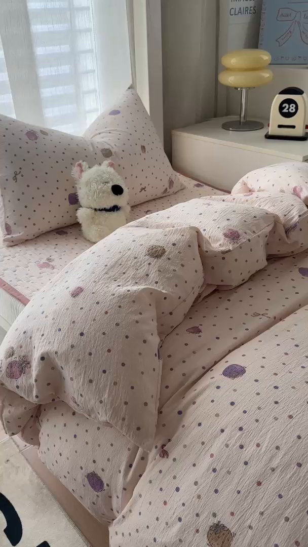 91家纺网 家纺一手货源 找家纺 美梦家纺2025新款木棉皱皱纱学生床盖四件套 点点莓果