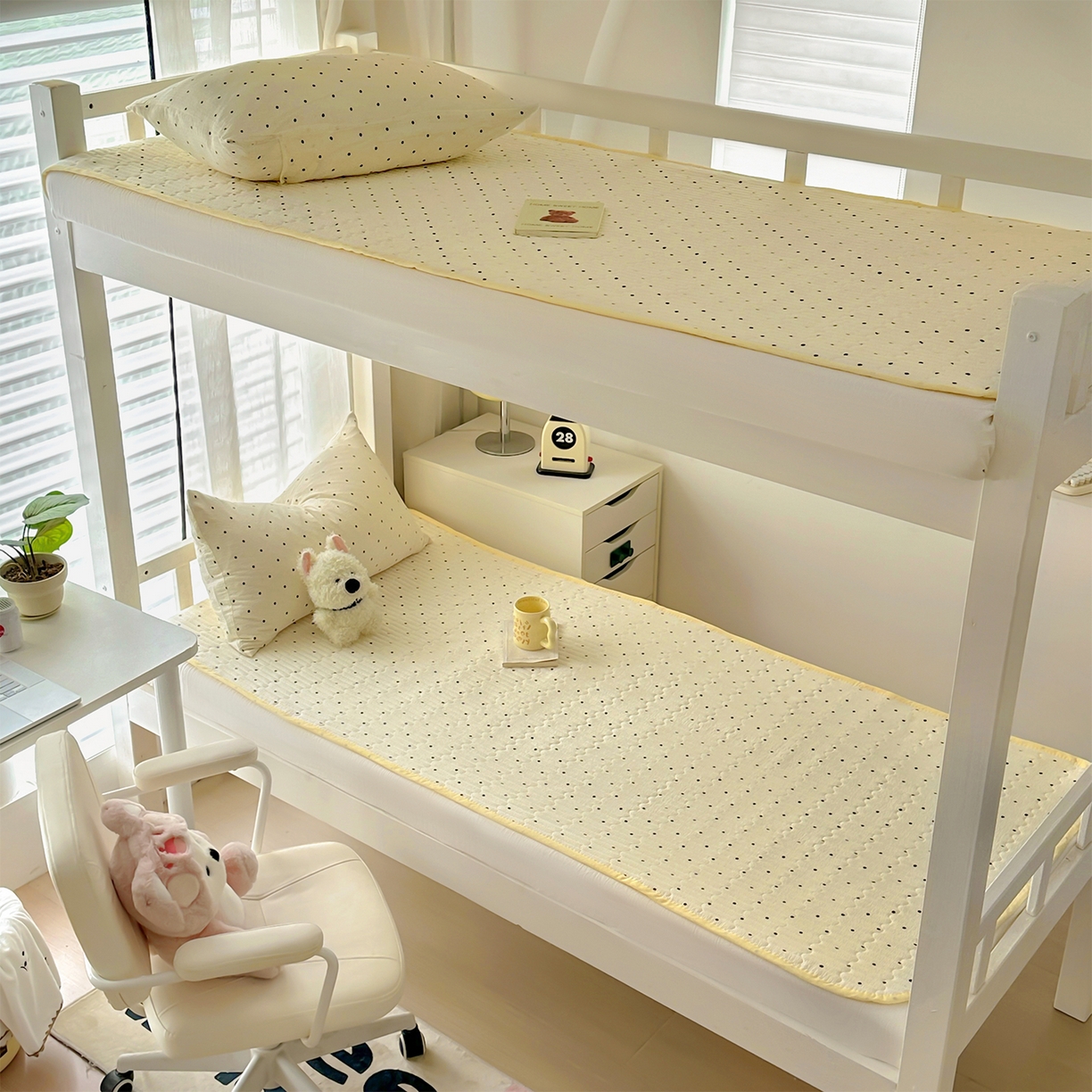 91家纺网 家纺一手货源 找家纺 美梦家纺2025新款木棉皱皱纱学生床盖四件套 波点奶昔