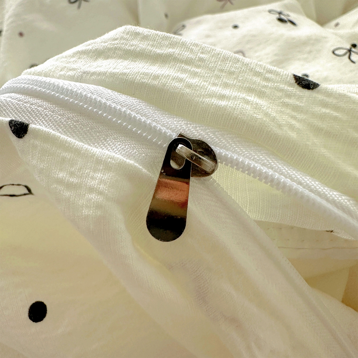 91家纺网 家纺一手货源 找家纺 美梦家纺2025新款木棉皱皱纱学生床盖四件套 黑櫻梦境