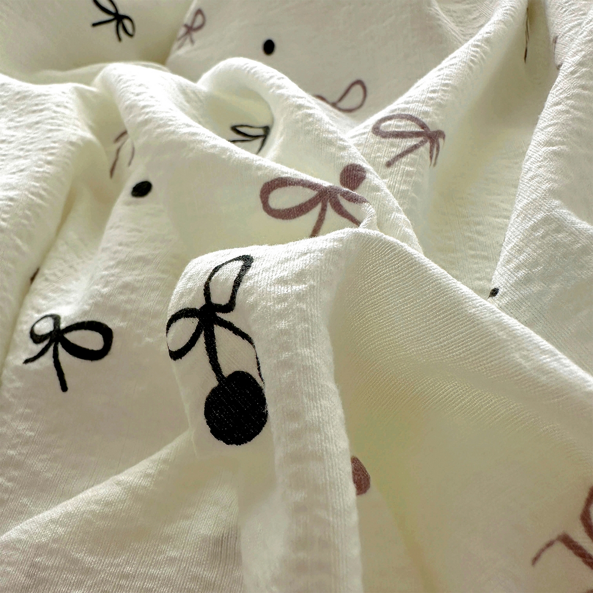 91家纺网 家纺一手货源 找家纺 美梦家纺2025新款木棉皱皱纱学生床盖四件套 黑櫻梦境