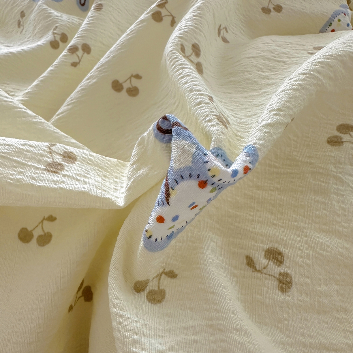 91家纺网 家纺一手货源 找家纺 美梦家纺2025新款木棉皱皱纱学生床盖四件套 晩樱落海