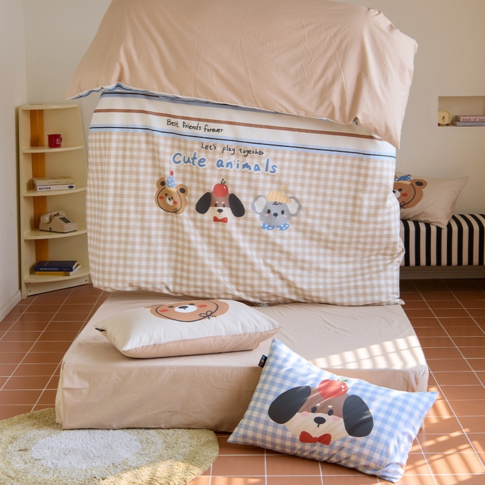 91家纺网 家纺一手货源 找家纺 RYB红黄兰 开学季2025新款ins设计师原创13372大版卡通数码印花40s全棉纯棉三件套四件套 趣味小伙伴