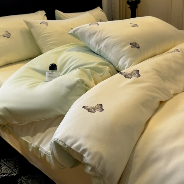 91家纺网 家纺一手货源 找家纺 红嘴企鹅2025新款幻影冰丝四件套-蝴蝶系列 幻影-奶昔白