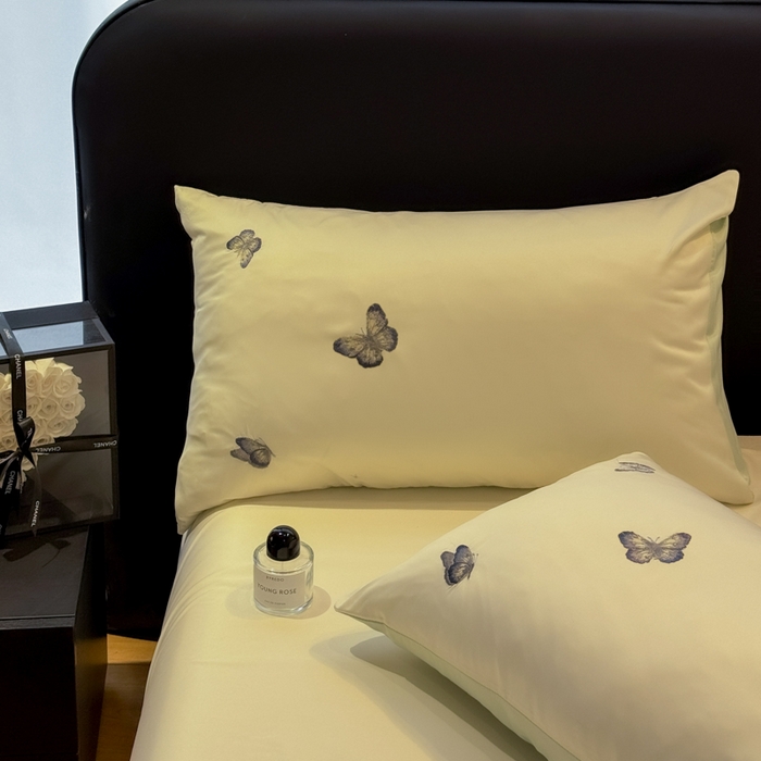 91家纺网 家纺一手货源 找家纺 红嘴企鹅2025新款幻影冰丝四件套-蝴蝶系列 幻影-奶昔白