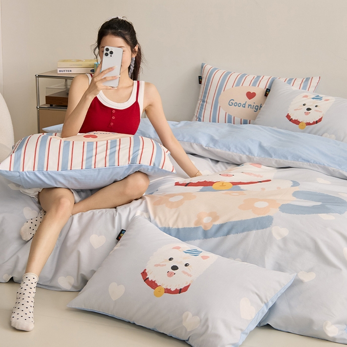 91家纺网 家纺一手货源 找家纺 RYB红黄兰 开学季2025新款ins设计师原创13372大版卡通数码印花40s全棉纯棉三件套四件套 爱心西高地