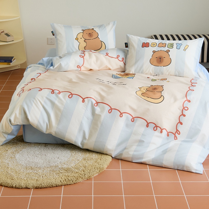 91家纺网 家纺一手货源 找家纺 RYB红黄兰 开学季2025新款ins设计师原创13372大版卡通数码印花40s全棉纯棉三件套四件套 蛋糕卡皮巴拉