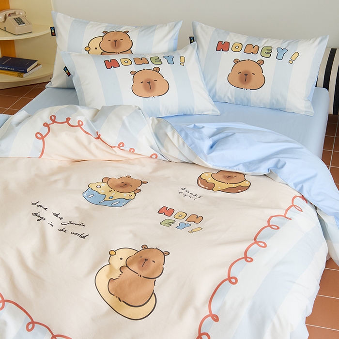 91家纺网 家纺一手货源 找家纺 RYB红黄兰 开学季2025新款ins设计师原创13372大版卡通数码印花40s全棉纯棉三件套四件套 蛋糕卡皮巴拉