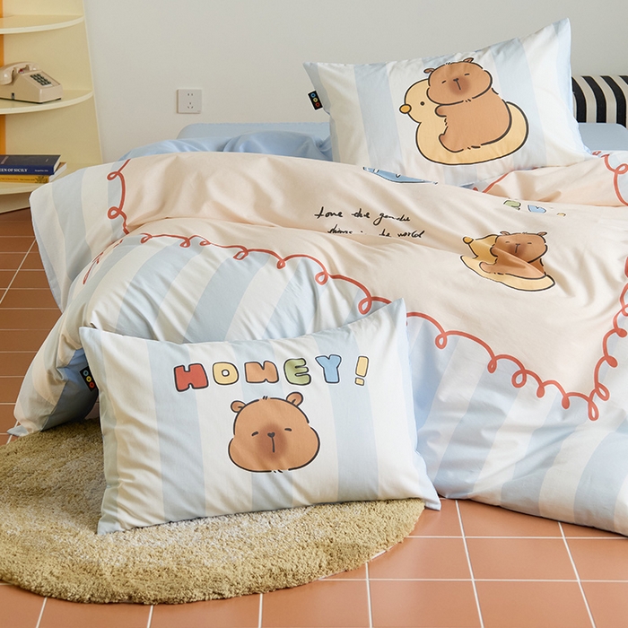 91家纺网 家纺一手货源 找家纺 RYB红黄兰 开学季2025新款ins设计师原创13372大版卡通数码印花40s全棉纯棉三件套四件套 蛋糕卡皮巴拉