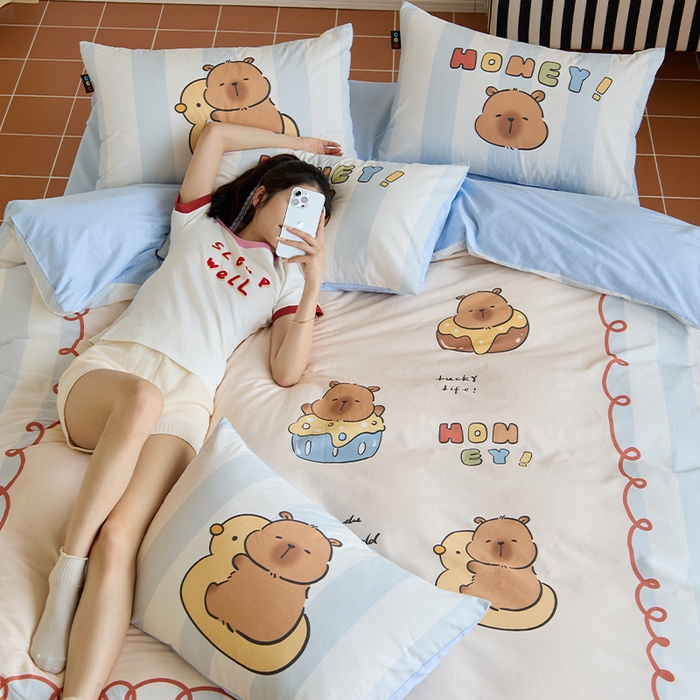 91家纺网 家纺一手货源 找家纺 RYB红黄兰 开学季2025新款ins设计师原创13372大版卡通数码印花40s全棉纯棉三件套四件套 蛋糕卡皮巴拉