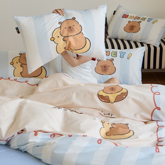 91家纺网 家纺一手货源 找家纺 RYB红黄兰 开学季2025新款ins设计师原创13372大版卡通数码印花40s全棉纯棉三件套四件套 蛋糕卡皮巴拉