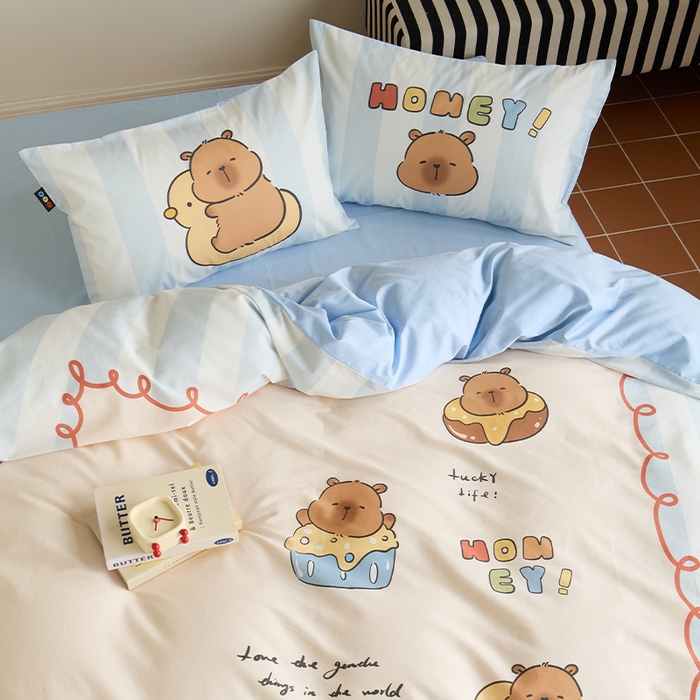 91家纺网 家纺一手货源 找家纺 RYB红黄兰 开学季2025新款ins设计师原创13372大版卡通数码印花40s全棉纯棉三件套四件套 蛋糕卡皮巴拉