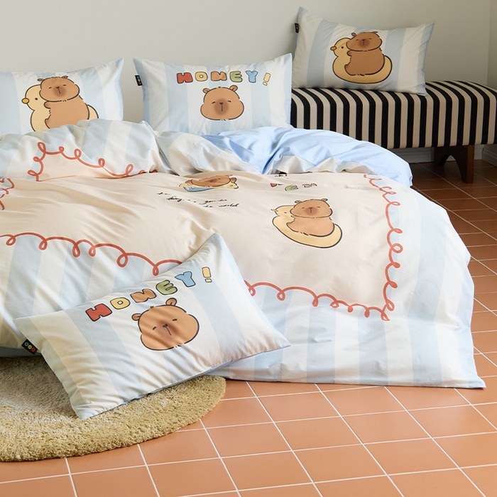 91家纺网 家纺一手货源 找家纺 RYB红黄兰 开学季2025新款ins设计师原创13372大版卡通数码印花40s全棉纯棉三件套四件套 蛋糕卡皮巴拉