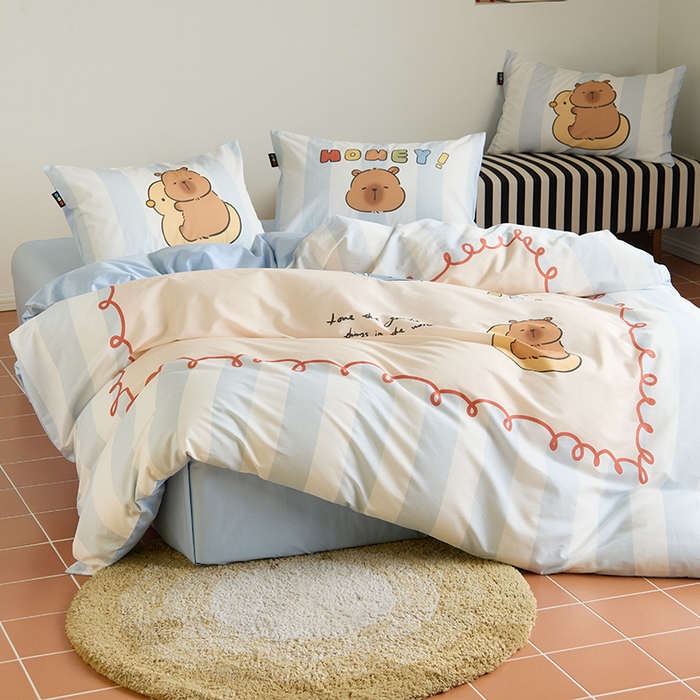 91家纺网 家纺一手货源 找家纺 RYB红黄兰 开学季2025新款ins设计师原创13372大版卡通数码印花40s全棉纯棉三件套四件套 蛋糕卡皮巴拉