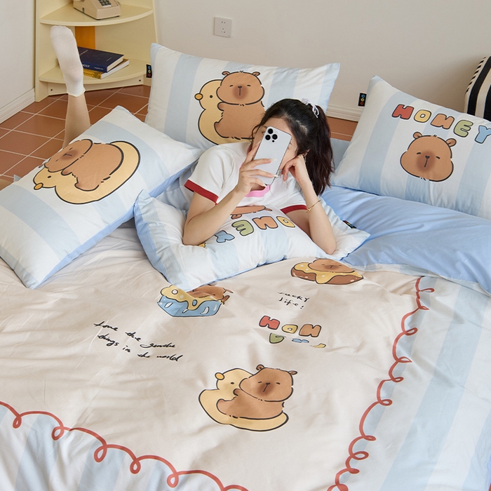 91家纺网 家纺一手货源 找家纺 RYB红黄兰 开学季2025新款ins设计师原创13372大版卡通数码印花40s全棉纯棉三件套四件套 蛋糕卡皮巴拉