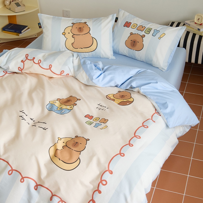 91家纺网 家纺一手货源 找家纺 RYB红黄兰 开学季2025新款ins设计师原创13372大版卡通数码印花40s全棉纯棉三件套四件套 蛋糕卡皮巴拉