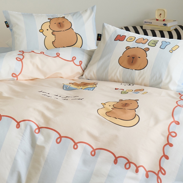 91家纺网 家纺一手货源 找家纺 RYB红黄兰 开学季2025新款ins设计师原创13372大版卡通数码印花40s全棉纯棉三件套四件套 蛋糕卡皮巴拉