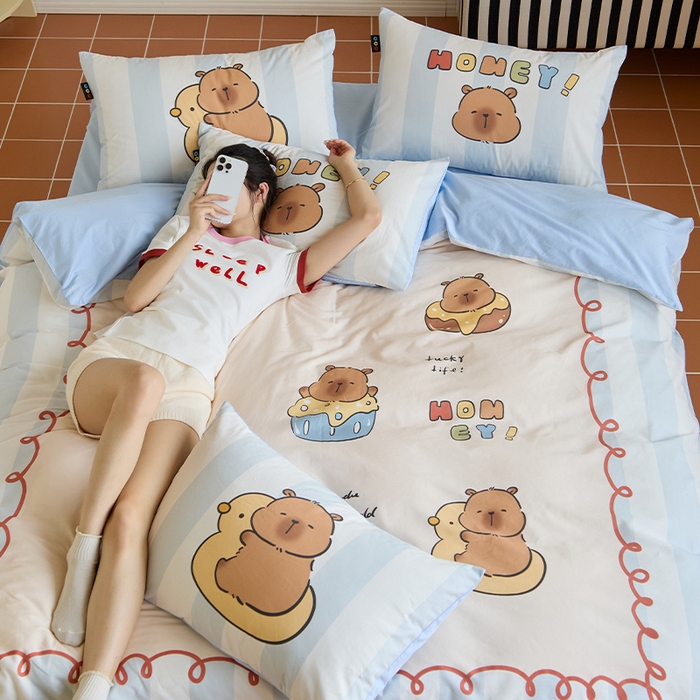 91家纺网 家纺一手货源 找家纺 RYB红黄兰 开学季2025新款ins设计师原创13372大版卡通数码印花40s全棉纯棉三件套四件套 蛋糕卡皮巴拉