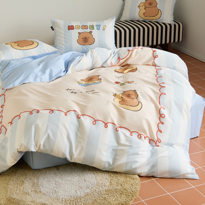 91家纺网 家纺一手货源 找家纺 RYB红黄兰 开学季2025新款ins设计师原创13372大版卡通数码印花40s全棉纯棉三件套四件套 蛋糕卡皮巴拉