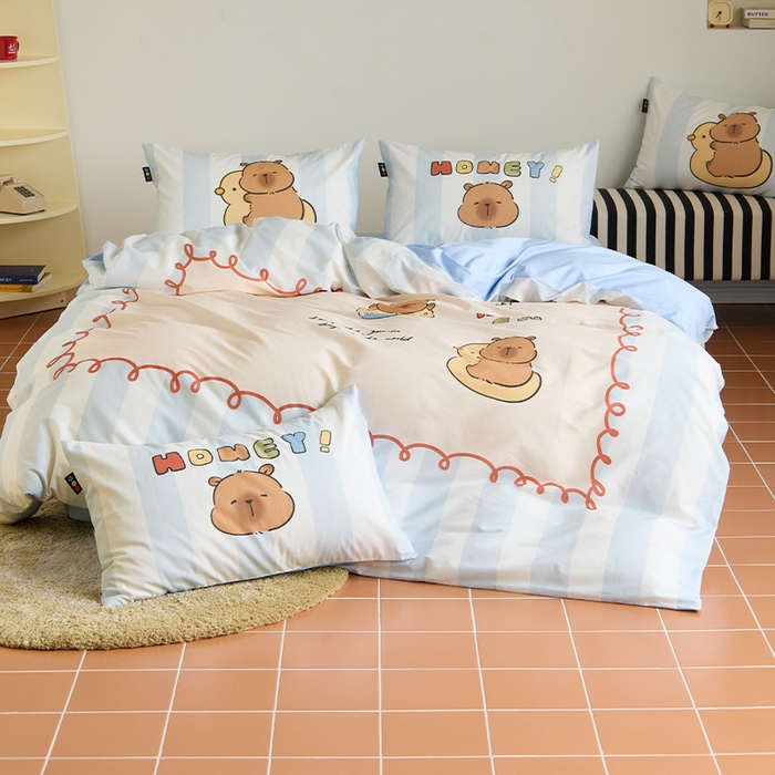 91家纺网 家纺一手货源 找家纺 RYB红黄兰 开学季2025新款ins设计师原创13372大版卡通数码印花40s全棉纯棉三件套四件套 蛋糕卡皮巴拉