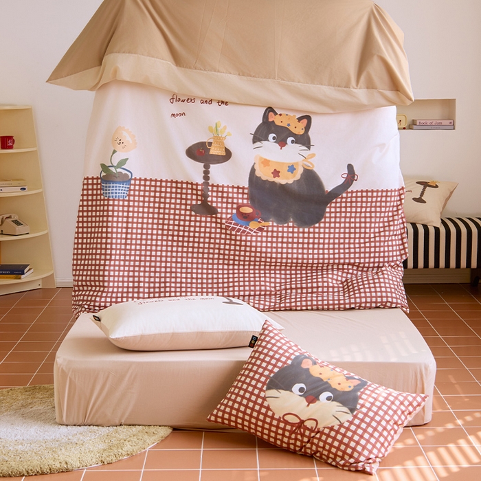 91家纺网 家纺一手货源 找家纺 RYB红黄兰 开学季2025新款ins设计师原创13372大版卡通数码印花40s全棉纯棉三件套四件套 红格猫咪