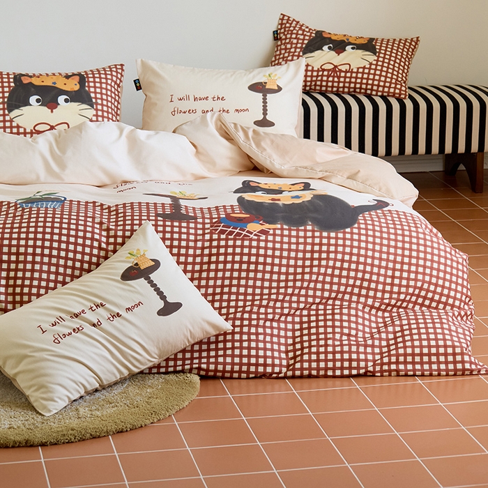 91家纺网 家纺一手货源 找家纺 RYB红黄兰 开学季2025新款ins设计师原创13372大版卡通数码印花40s全棉纯棉三件套四件套 红格猫咪