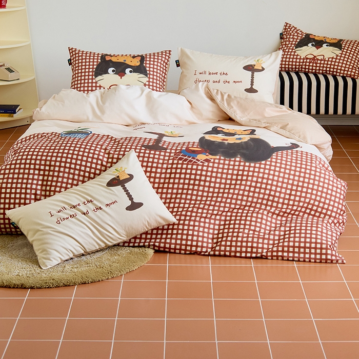 91家纺网 家纺一手货源 找家纺 RYB红黄兰 开学季2025新款ins设计师原创13372大版卡通数码印花40s全棉纯棉三件套四件套 红格猫咪