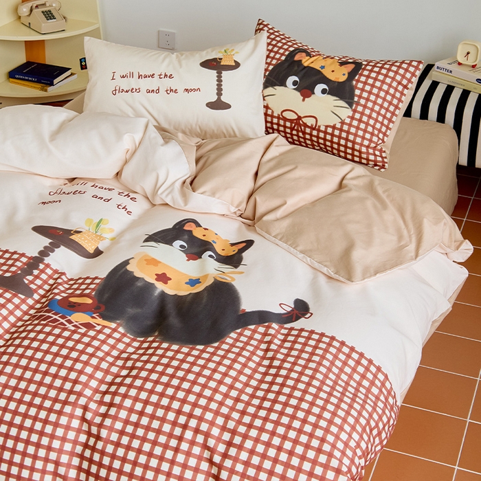 91家纺网 家纺一手货源 找家纺 RYB红黄兰 开学季2025新款ins设计师原创13372大版卡通数码印花40s全棉纯棉三件套四件套 红格猫咪