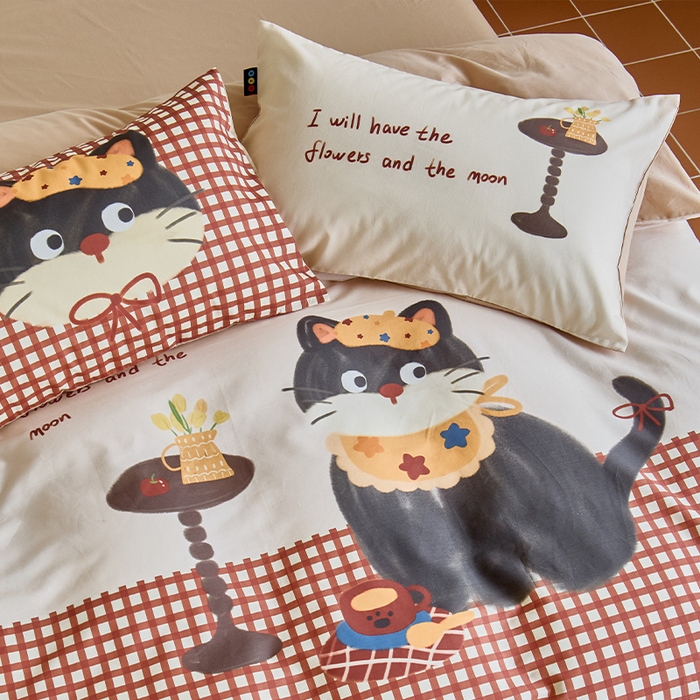 91家纺网 家纺一手货源 找家纺 RYB红黄兰 开学季2025新款ins设计师原创13372大版卡通数码印花40s全棉纯棉三件套四件套 红格猫咪