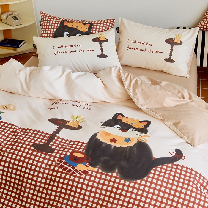 91家纺网 家纺一手货源 找家纺 RYB红黄兰 开学季2025新款ins设计师原创13372大版卡通数码印花40s全棉纯棉三件套四件套 红格猫咪