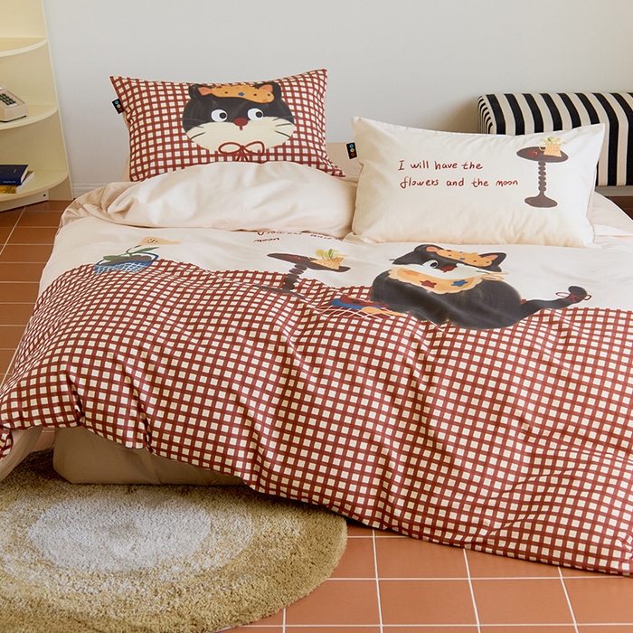 91家纺网 家纺一手货源 找家纺 RYB红黄兰 开学季2025新款ins设计师原创13372大版卡通数码印花40s全棉纯棉三件套四件套 红格猫咪