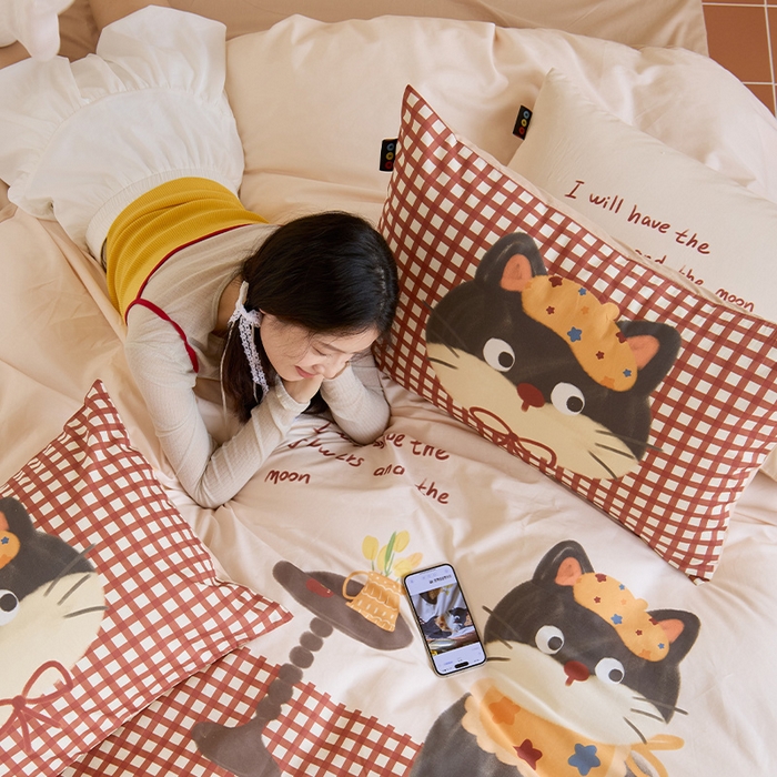 91家纺网 家纺一手货源 找家纺 RYB红黄兰 开学季2025新款ins设计师原创13372大版卡通数码印花40s全棉纯棉三件套四件套 红格猫咪