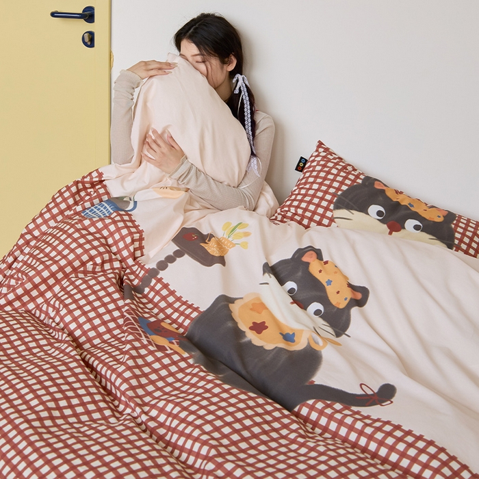 91家纺网 家纺一手货源 找家纺 RYB红黄兰 开学季2025新款ins设计师原创13372大版卡通数码印花40s全棉纯棉三件套四件套 红格猫咪